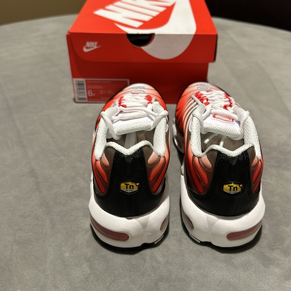 Brand New in Box Nike Air Max Plus GS in Boys Sizes. White/Lt Crimson/Black F32 - Picture 5 of 5